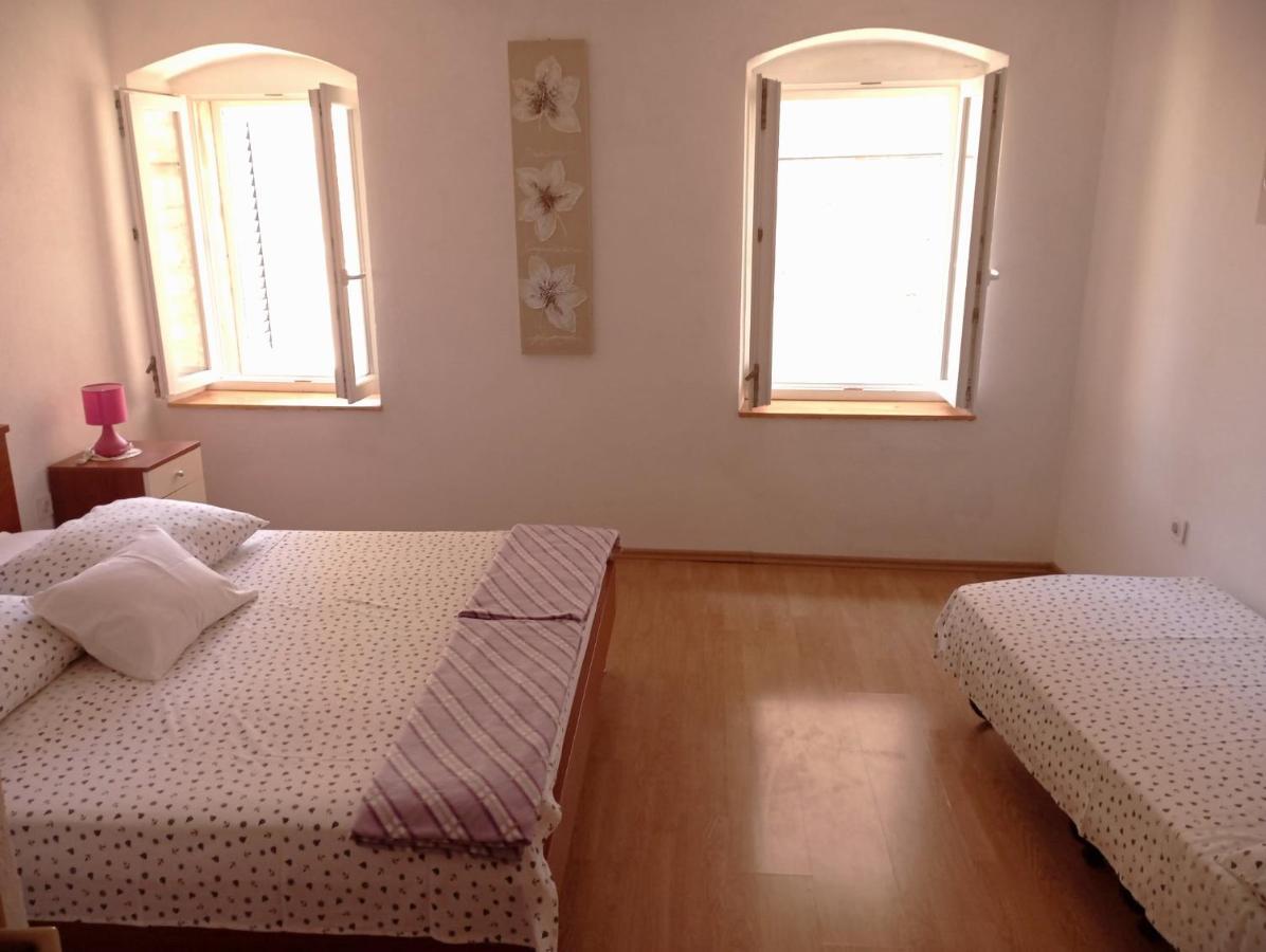 Ana Apartments Vis Bagian luar foto